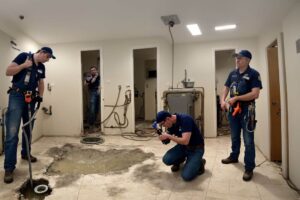 אינסטטורים עובדים על פיצוץ בדירה - תמונה שנוצרה באמצעות AI